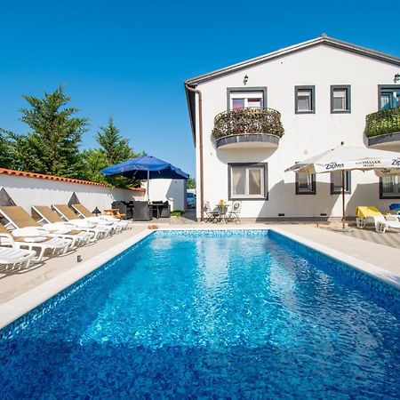 Apartments With Pool In Pula,Croatia Bagian luar foto