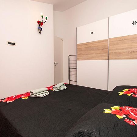 Apartments With Pool In Pula,Croatia Bagian luar foto