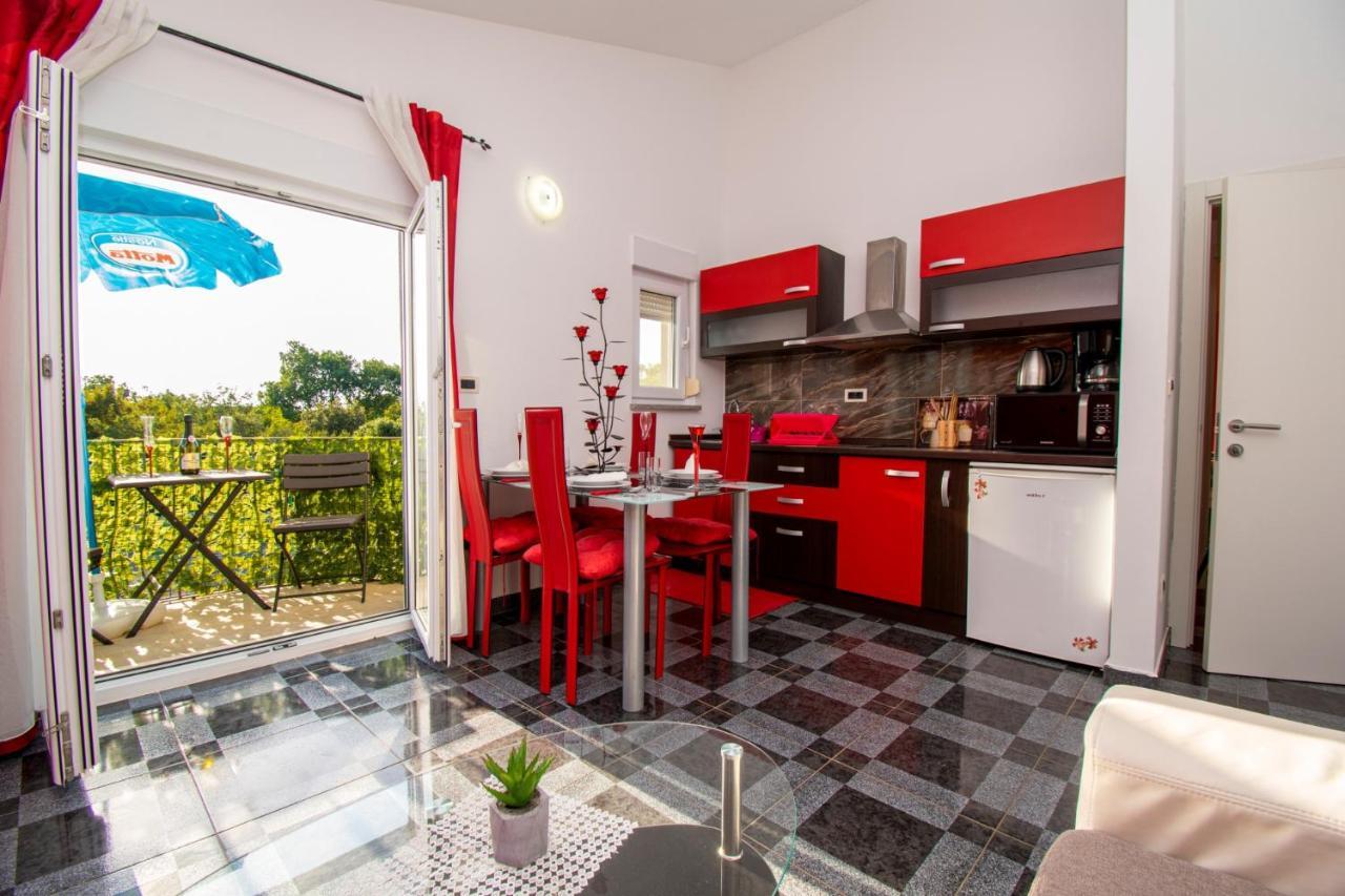 Apartments With Pool In Pula,Croatia Bagian luar foto