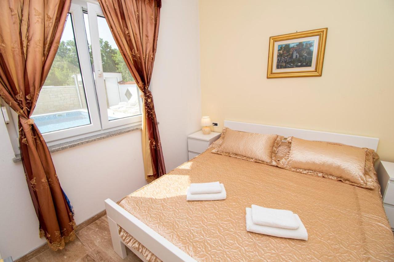 Apartments With Pool In Pula,Croatia Bagian luar foto