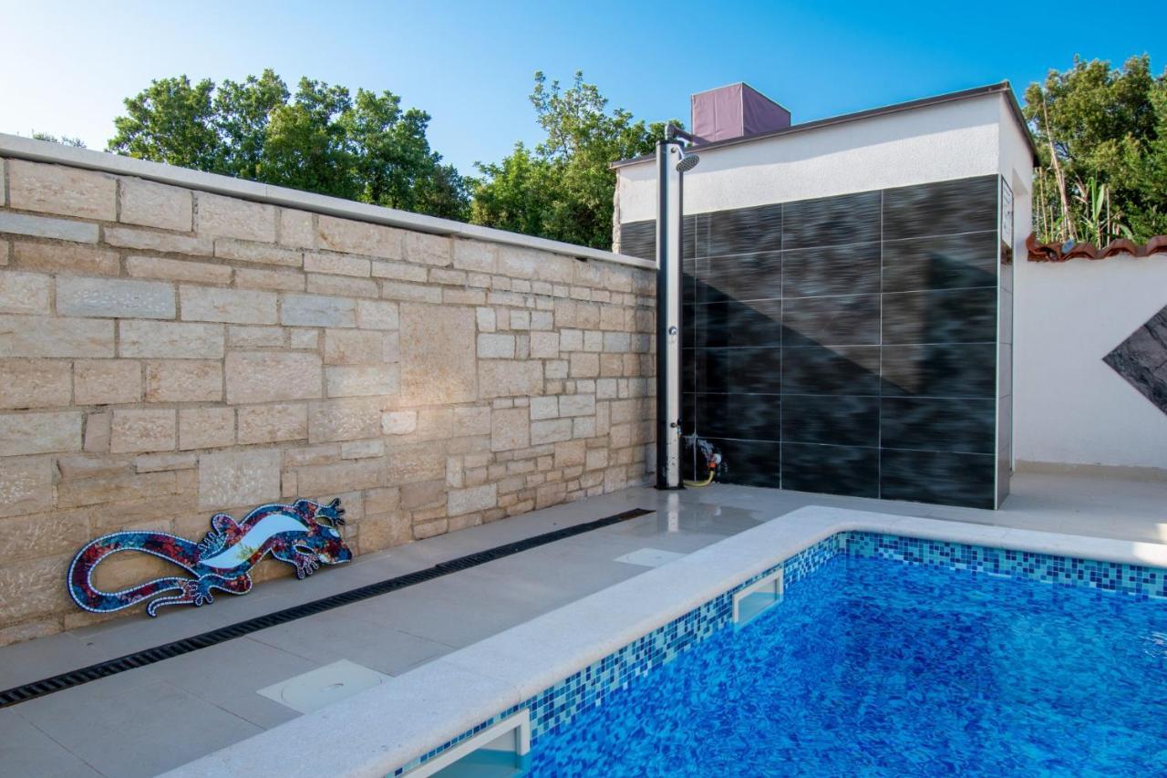 Apartments With Pool In Pula,Croatia Bagian luar foto
