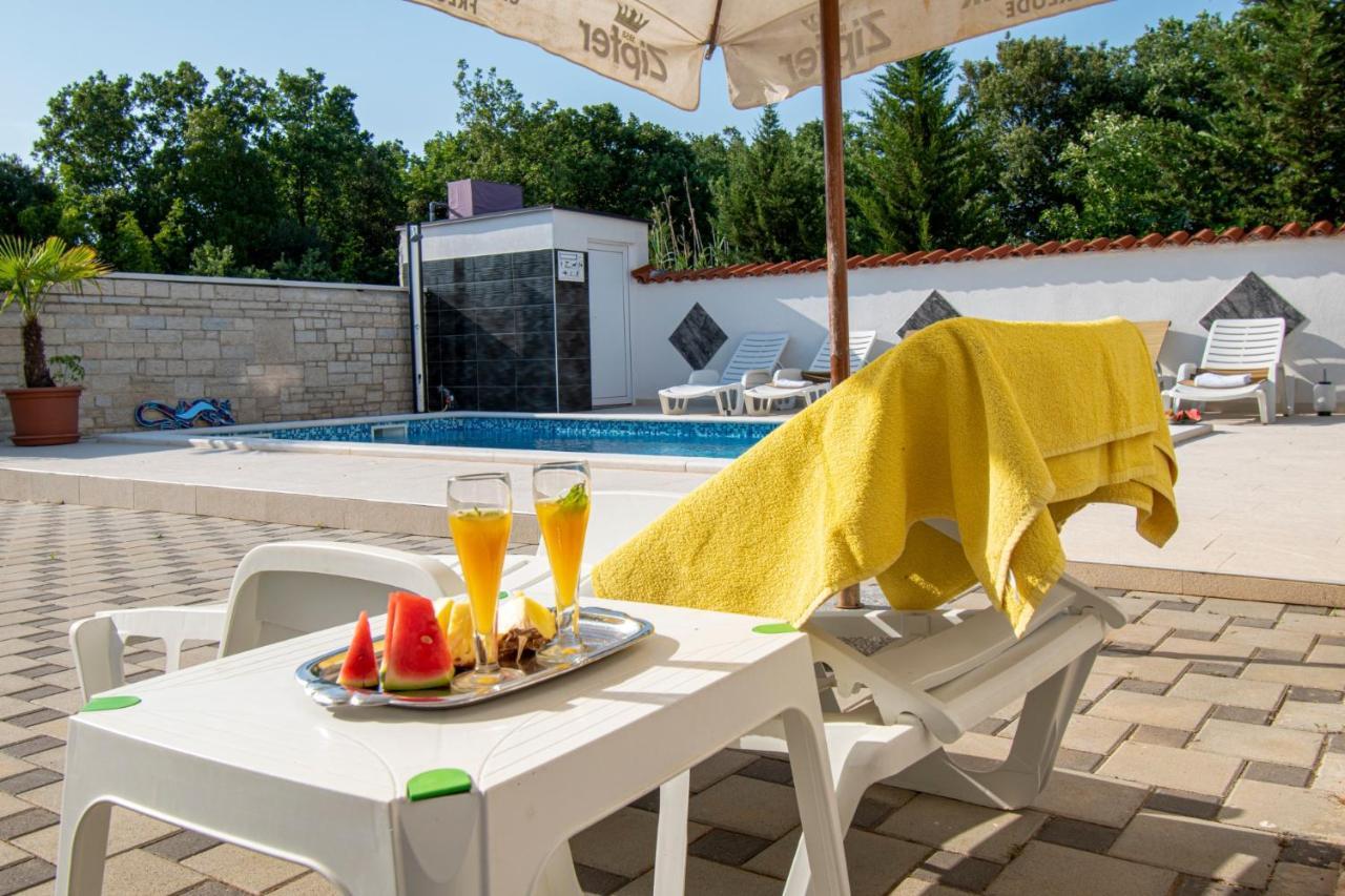 Apartments With Pool In Pula,Croatia Bagian luar foto