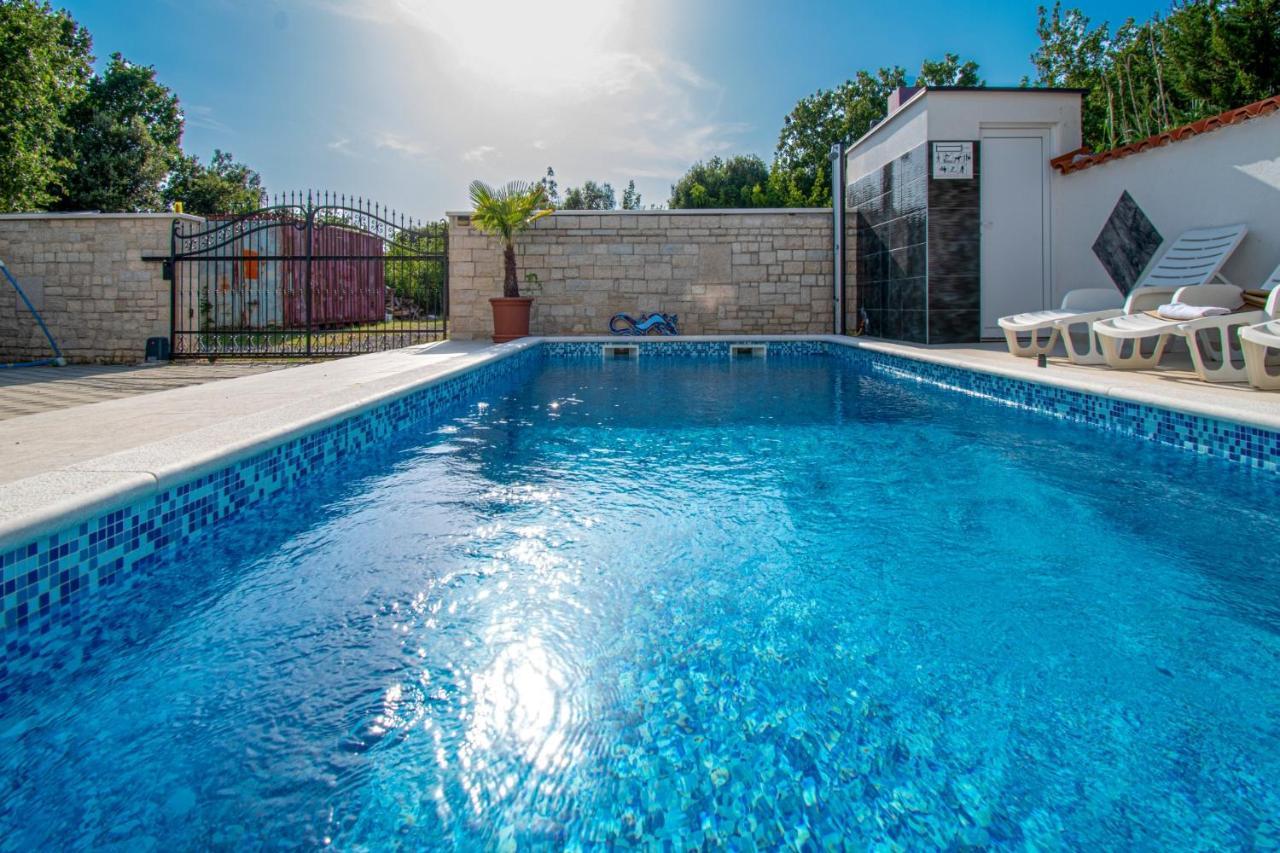Apartments With Pool In Pula,Croatia Bagian luar foto