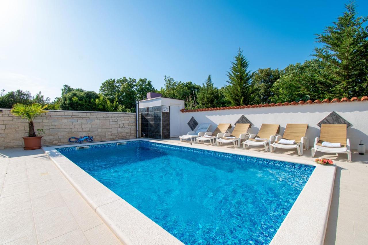 Apartments With Pool In Pula,Croatia Bagian luar foto