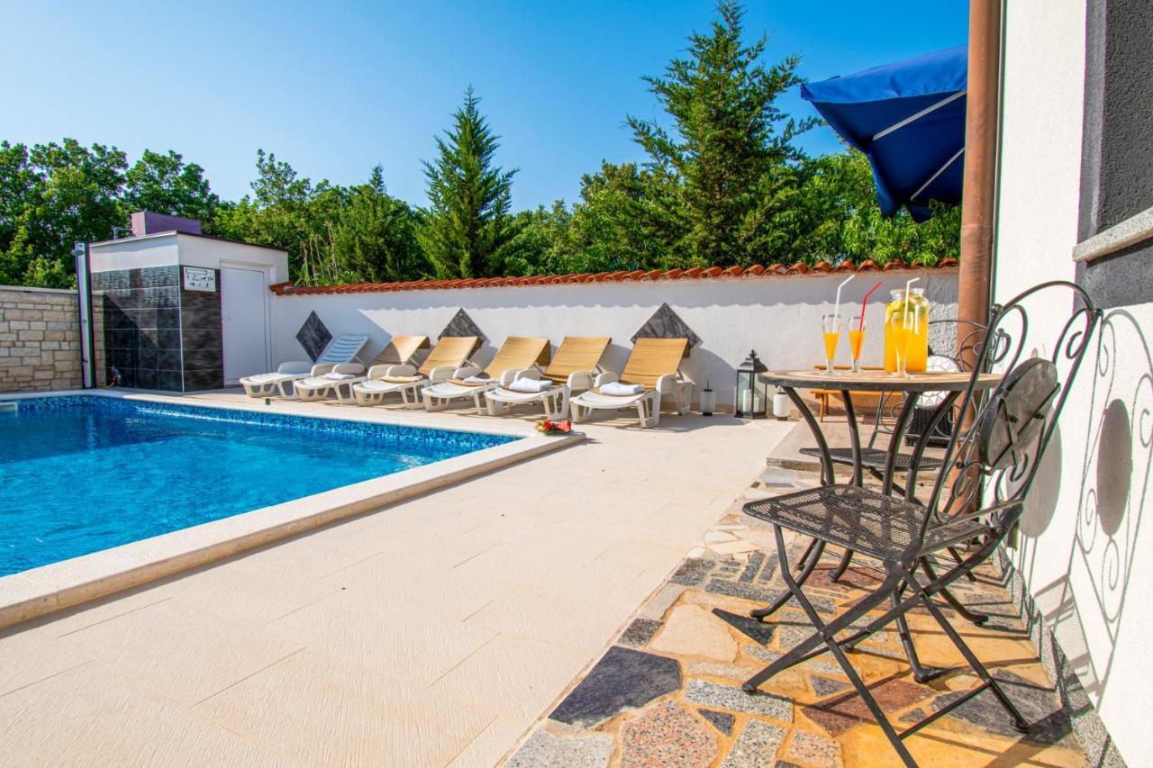 Apartments With Pool In Pula,Croatia Bagian luar foto