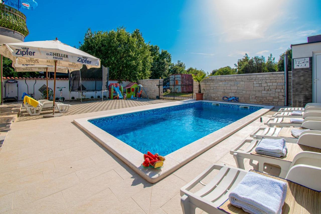 Apartments With Pool In Pula,Croatia Bagian luar foto