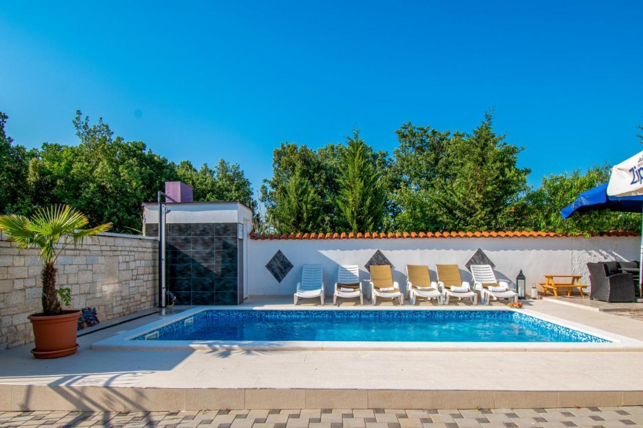 Apartments With Pool In Pula,Croatia Bagian luar foto