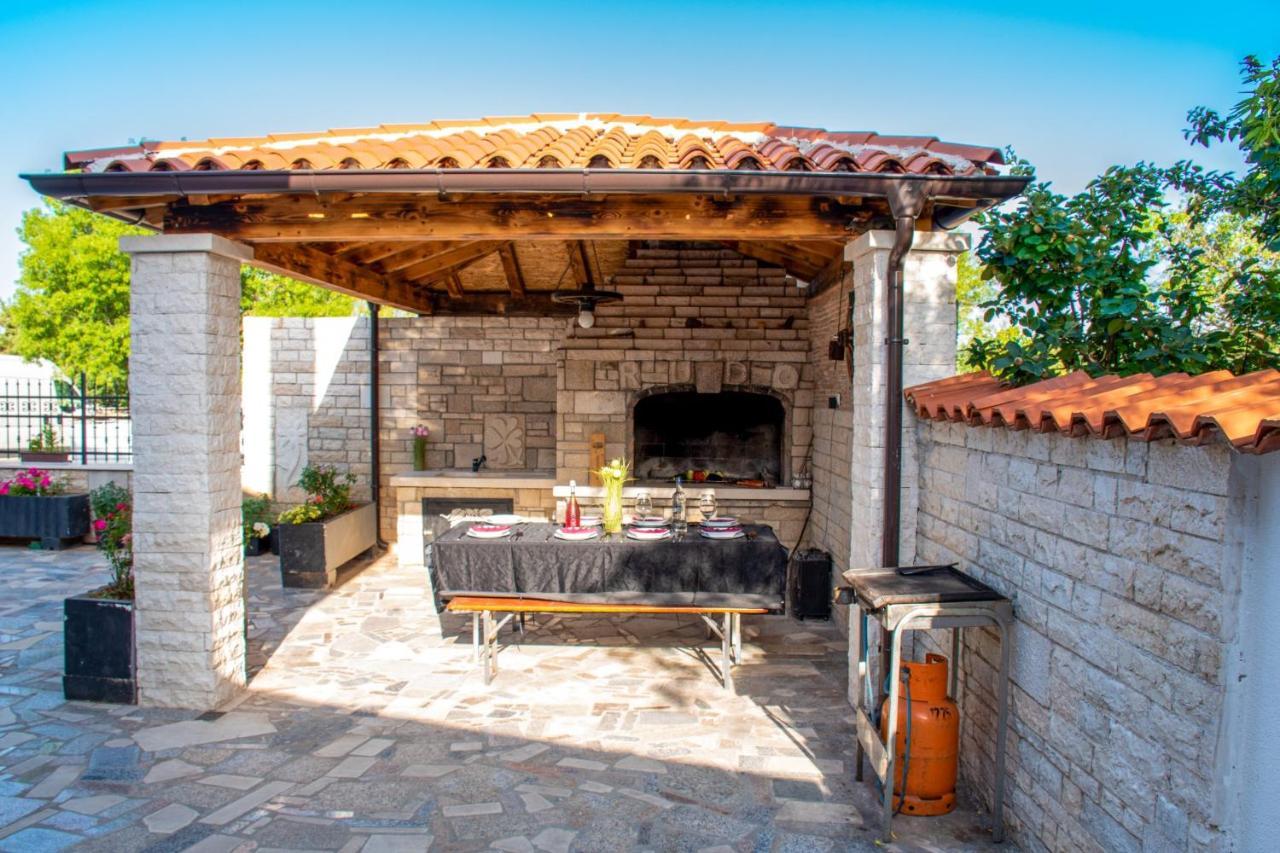 Apartments With Pool In Pula,Croatia Bagian luar foto