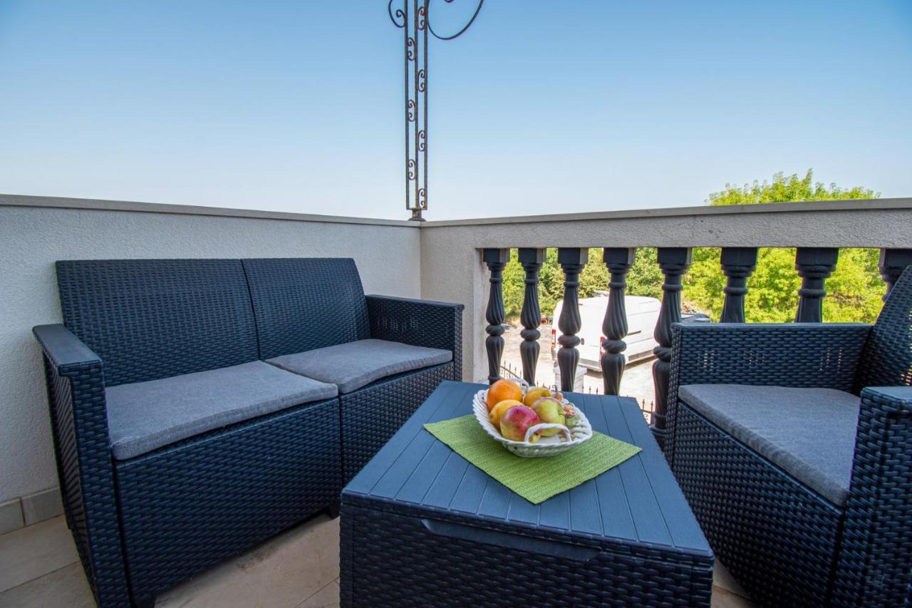 Apartments With Pool In Pula,Croatia Bagian luar foto